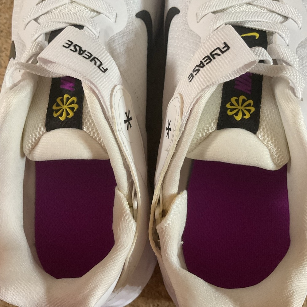 Nike women’s Revolution 6 FLYEASE size 7.5